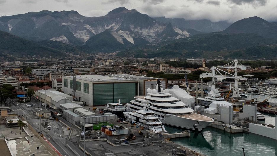 Jacht "Szeherezada" w porcie w Toskanii