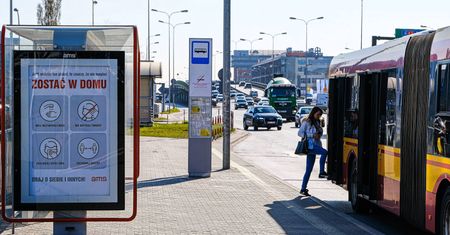 Warszawa. Ogłoszenie z przystanku. Poszukiwana "super Sylwia"