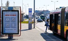 Warszawa. Ogłoszenie z przystanku. Poszukiwana "super Sylwia"