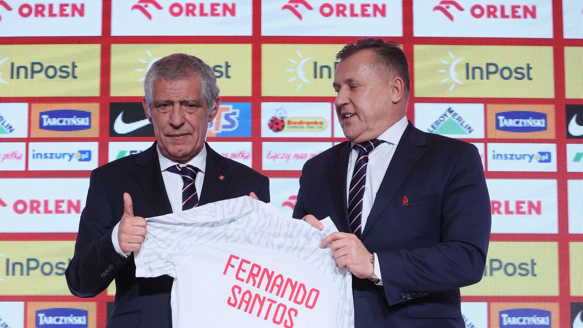 Warszawa, 24.01.2023. Nowy trener piłkarskiej reprezentacji Polski Fernando Santos (L) i prezes Polskiego Związku Piłki Nożnej Cezary Kulesza (P) podczas konferencji prasowej na stadionie PGE Narodowym, 24 bm. Portugalski szkoleniowiec zastąpił Czesława Michniewicza, który z końcem 2022 roku stracił posadę selekcjonera drużyny narodowej. (mk) PAP/Leszek Szymański