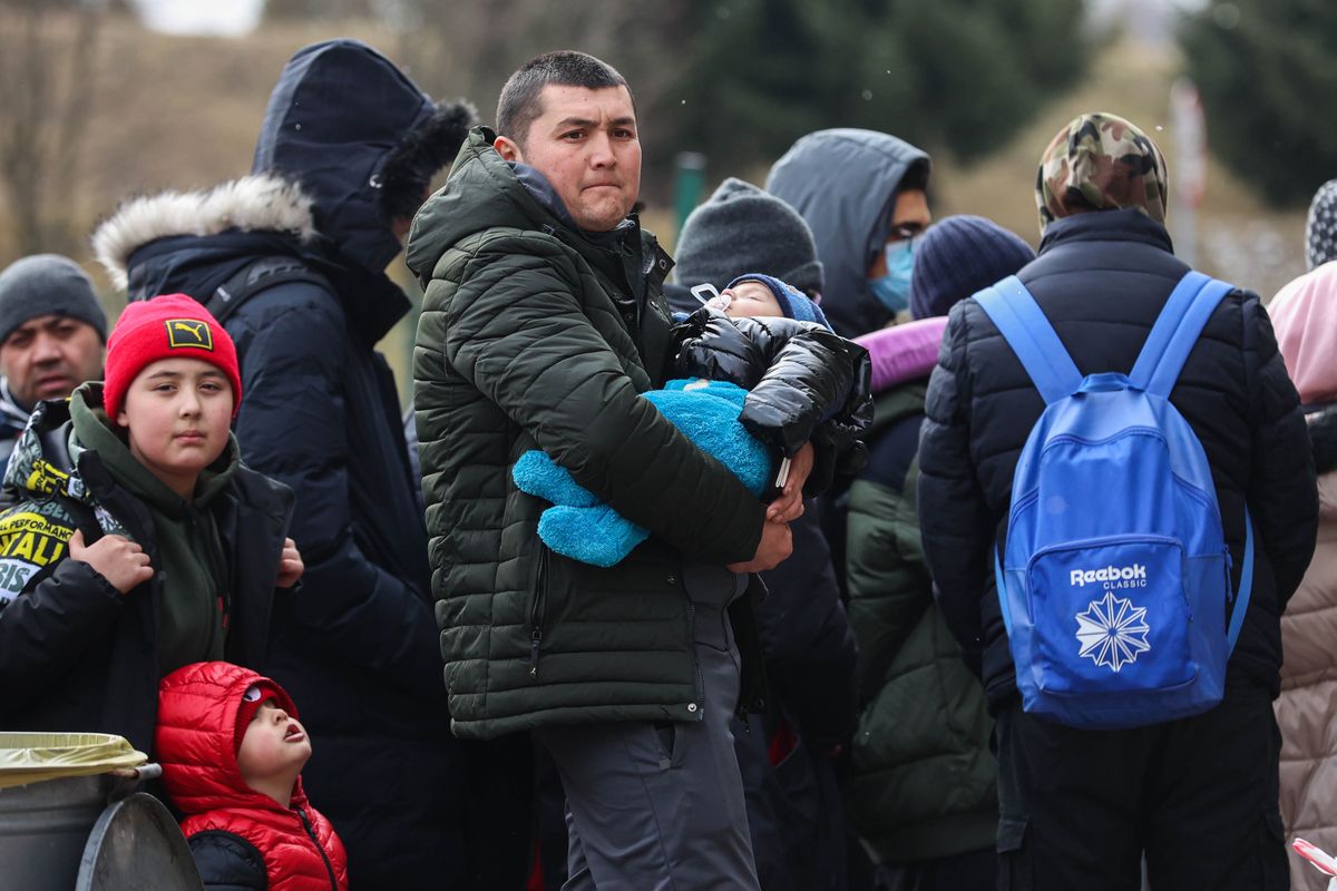 wojna w Ukrainie, rosja, uchodźcy z ukrainy, polska akcja humanitarna, punkt recepcyjny Grałem głupka i mnie wypuścili. Z dzieckiem na ręku i jedną walizką uciekają z ruskiego miru