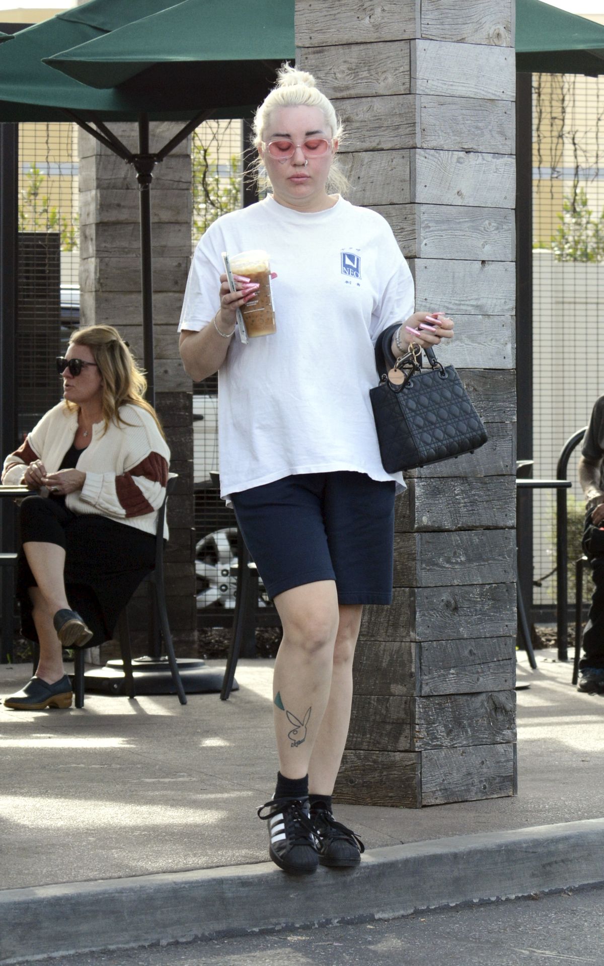 RZADKI WIDOK: Wyposażona w kawkę na wynos Amanda Bynes eksponuje dziary na nogach (FOTO)