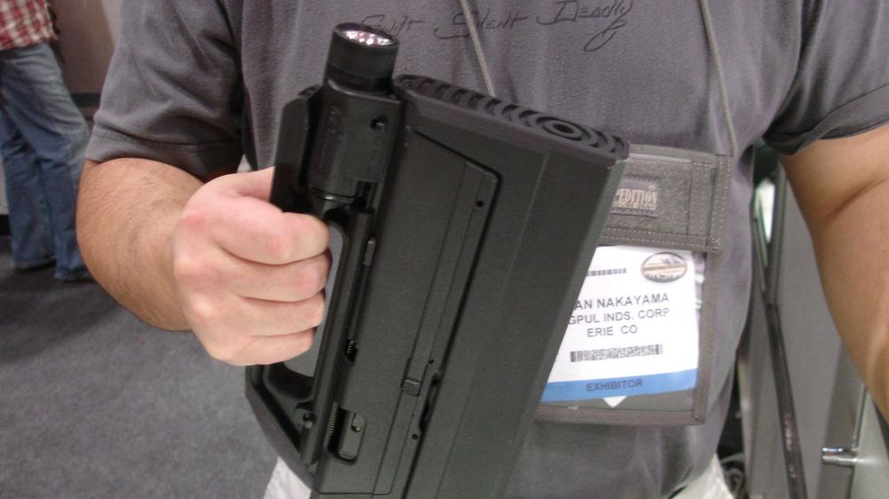 Magpul FMG9 – zabójcza latarka, czyli źródło światła i siła ognia 1