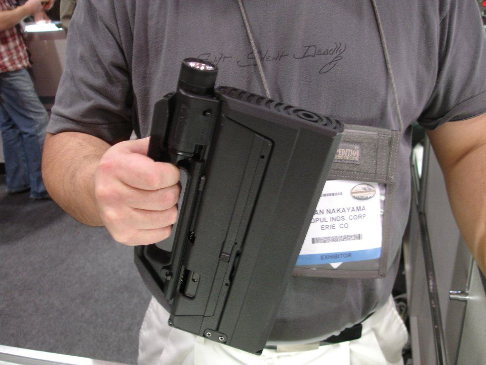 Magpul FMG9 – zabójcza latarka, czyli źródło światła i siła ognia 1