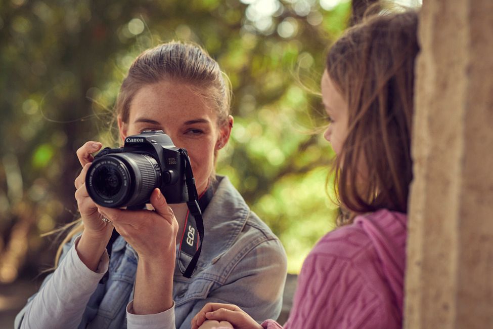 Canon EOS 250D: Eye AF, odchylany ekran i filmy 4K w korpusie dla początkujących 3