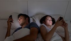 Polacy masowo korzystają ze smartfonów w łóżku