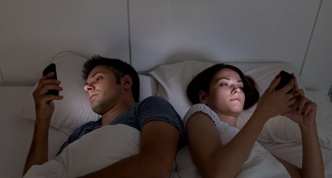 Polacy masowo korzystają ze smartfonów w łóżku