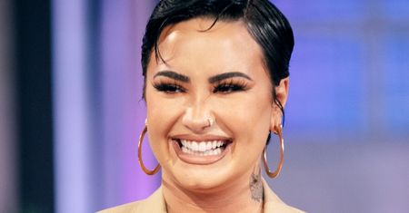 Zgolona/y na jeża Demi Lovato zmierza na koncert Johna Mayera (ZDJĘCIA)