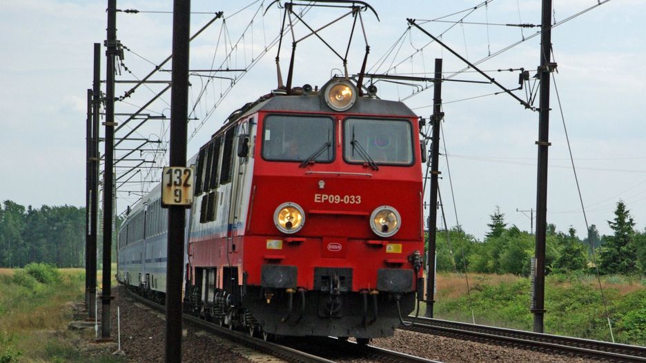 Rowerzysta zginął pod kołami pociągu. Policja stara się ustalić jego tożsamość