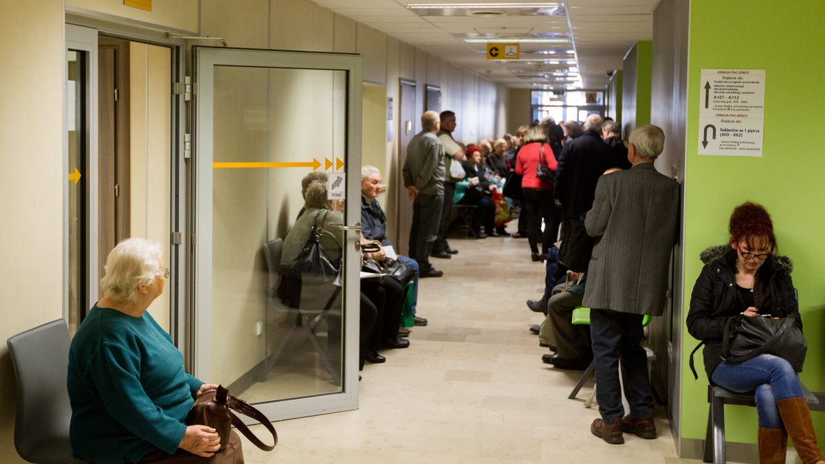 Kolejki do rejestracji
Katowice, 20.02.2015
Kolejki do rejestracji i przychodni  Uniwersyteckiego Centrum Okulistyki i Onkologii w Katowicach. Ka�dego dnia lekarze szpitala pomagj� nawet tysi�cu pacjent�w
PAP/ Andrzej Grygiel 
(ag/awol)
Andrzej Grygiel
medycyna, oko, operacja, opieka, szpital, s�u�ba zdrowia, zdrowie, Centrum, chorzy, kolejka, ludzie, okulistyka, Okulistyki, onkologia, Onkologii, opieka medyczna, pacjenci, plac�wka medyczna, przychodnia, przyszpitalna, rejestracja, s�u�bazdrowia, Uniwersyteckie, t�um pacjent�w