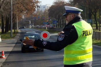 Czy trzeba wozić w samochodzie dowód rejestracyjny? Przepisy są jasne