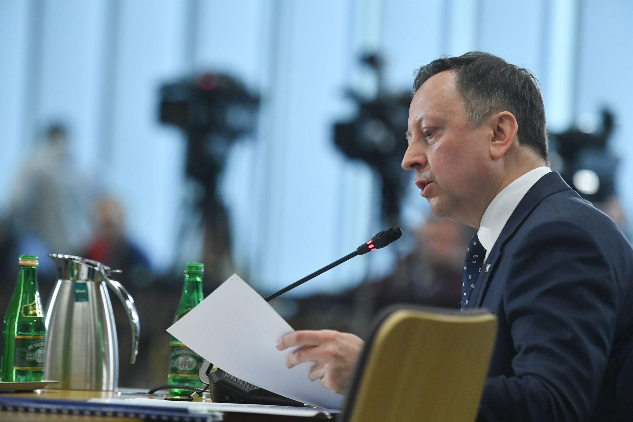 Warszawa, 20.02.2024. Były wiceprezes Poczty Polskiej Grzegorz Kurdziel podczas przesłuchania na posiedzeniu sejmowej komisji śledczej do zbadania legalności, prawidłowości oraz celowości działań podjętych w celu przygotowania i przeprowadzenia wyborów Prezydenta Rzeczypospolitej Polskiej w 2020 r. w formie głosowania korespondencyjnego, 20 bm. w Sejmie w Warszawie. (ad) PAP/Piotr Nowak