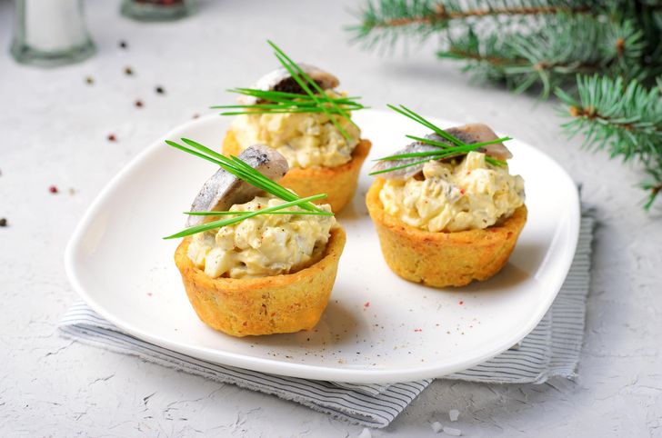 Ugotuj ziemniaki i wciśnij je w formę na muffiny. Śledziowe nadzienie pasuje w sam raz