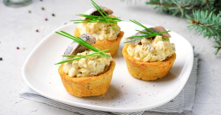 Ugotuj ziemniaki i wciśnij je w formę na muffiny. Śledziowe nadzienie pasuje w sam raz