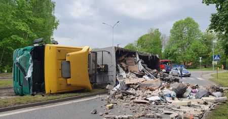 Dramat w Bytomiu. Przewróciła się ciężarówka