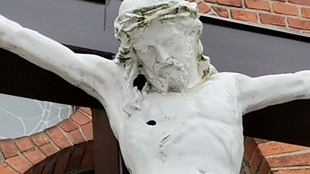 Zatrzymano 30-latka, który ostrzelał figurę Chrystusa z Krzepielowie