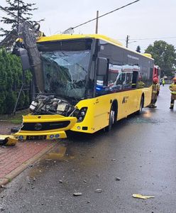 Koszmarny wypadek w Tarnowskich Górach. Autobus wbił się w słup