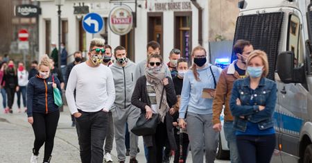 Policja żartuje z osób, które nie wierzą w pandemię koronawirusa
