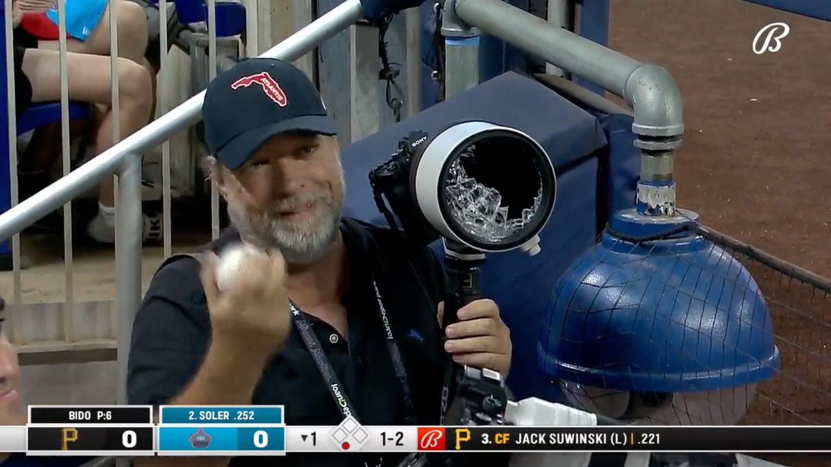 Jim Rassol ze stłuczonym obiektywem i piłką.