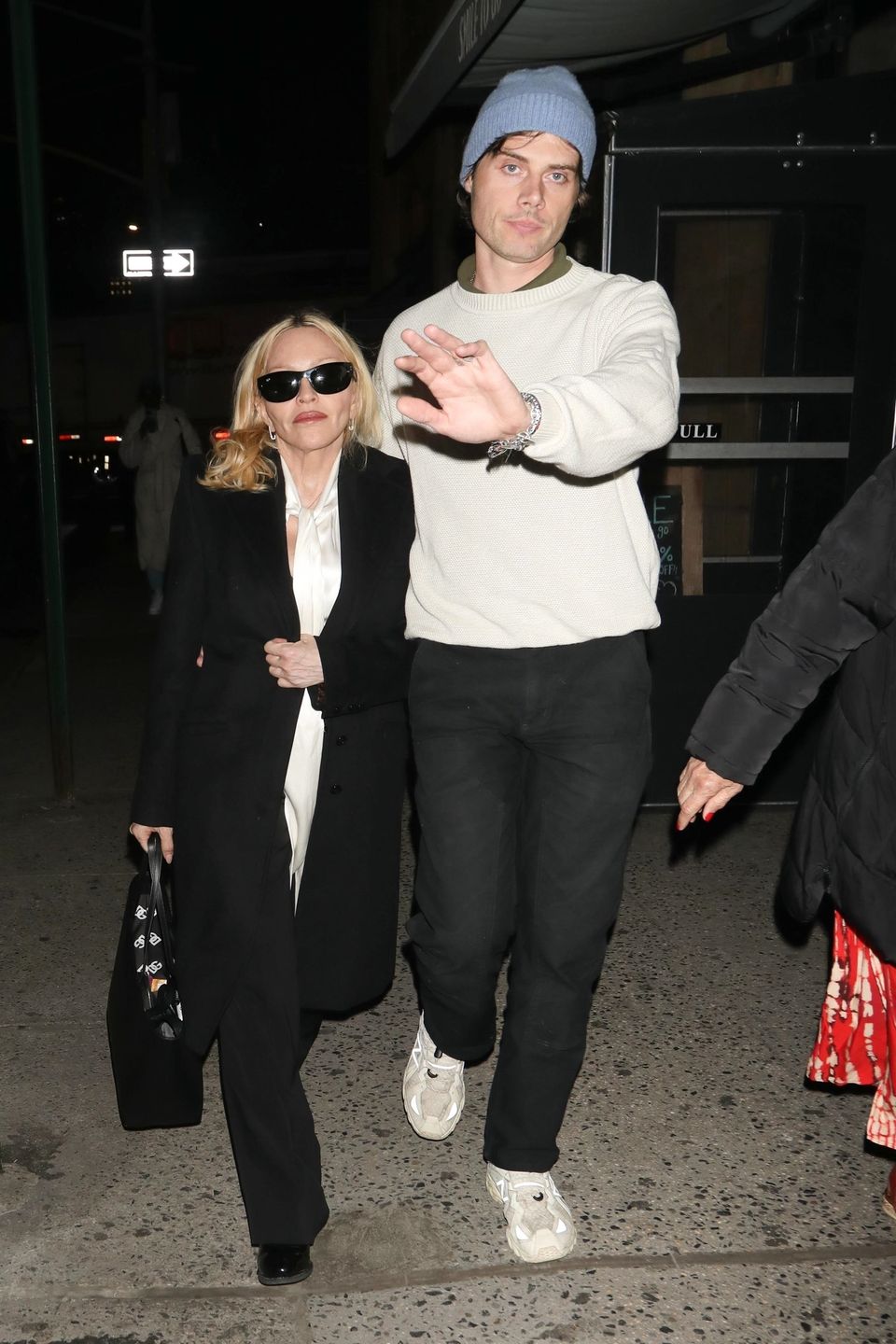 Madonna w obstawie ochroniarza (?) zmierza na randkę 