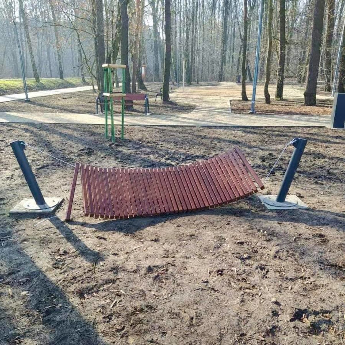Dąbrowa Górnicza. Szybko, bo po niespełna dobie zniszczone zostały hamaki w Parku Podlesie.