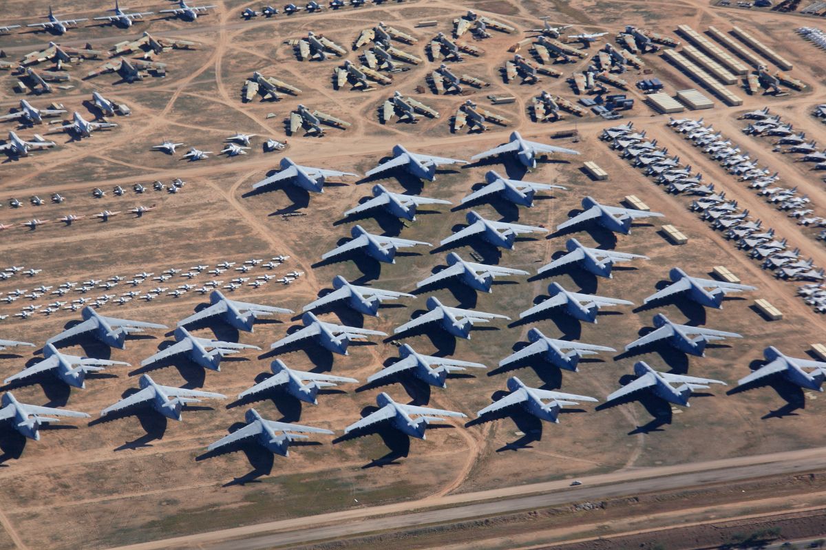 To największe cmentarzyska samolotów na świecie. Są tam maszyny znane z "Top Gun"