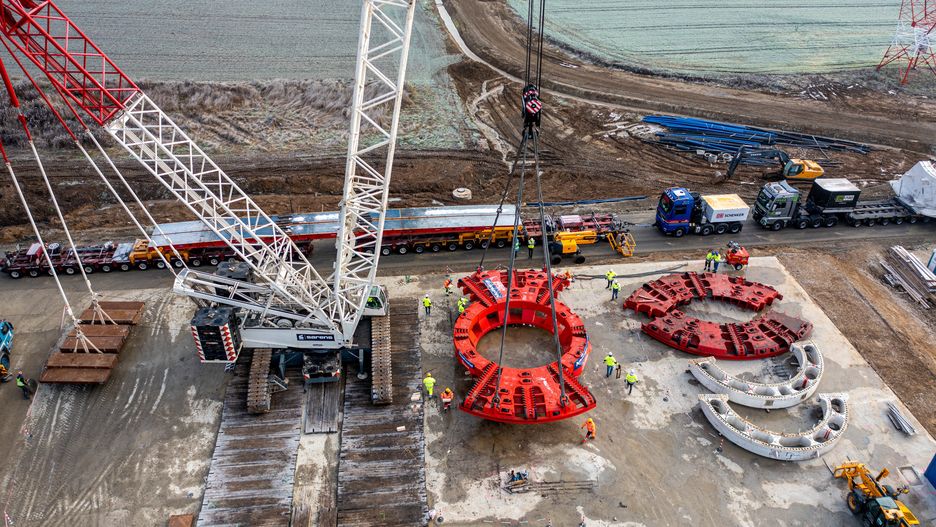 Babica, 29 listopada 2022 roku. Rozładunek maszyny TBM na placu budowy