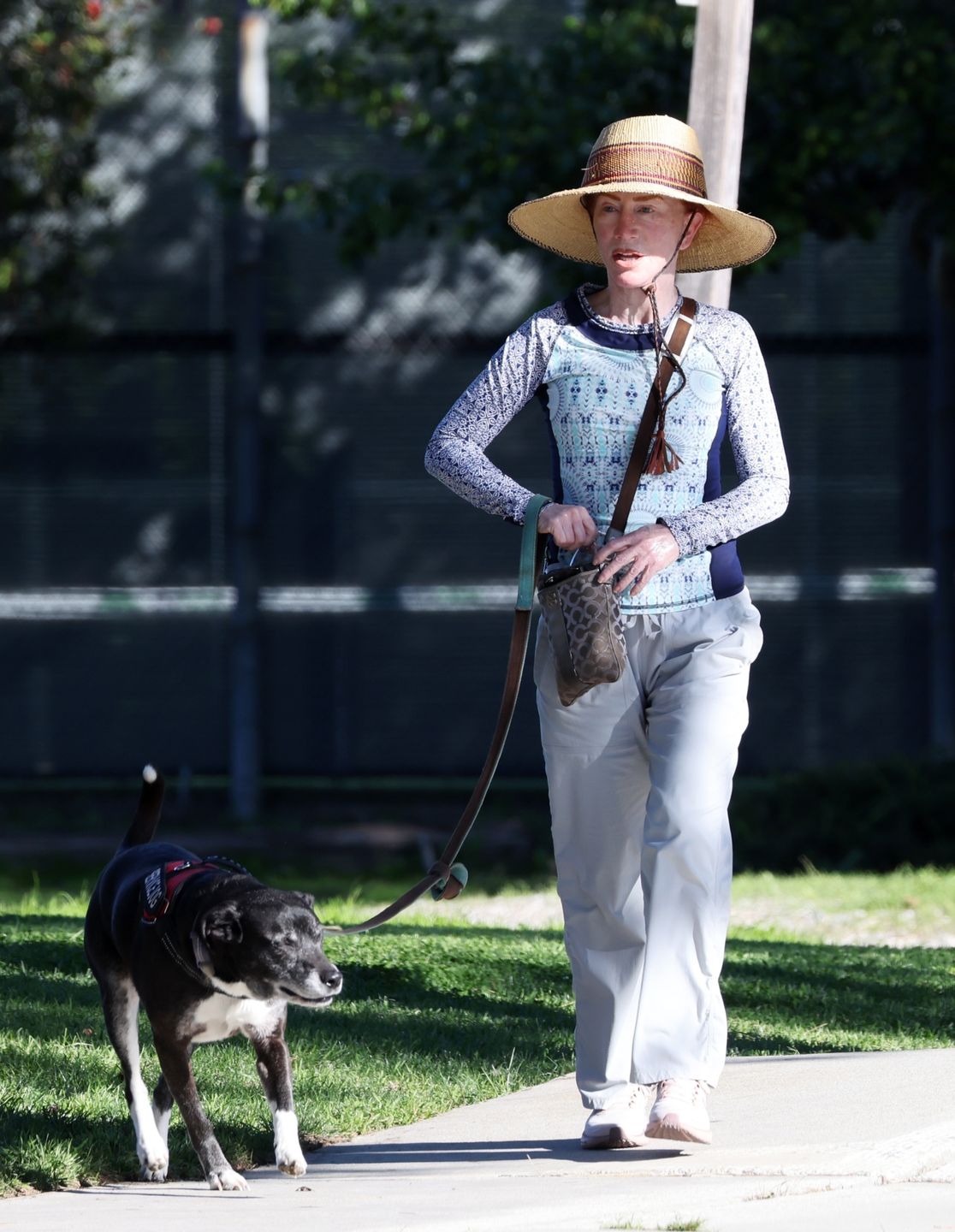 Kathy Griffin na spacerze z psem