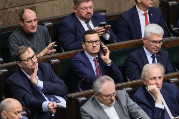 Złe wieści dla Morawieckiego. Nowy sondaż to dzwonek alarmowy