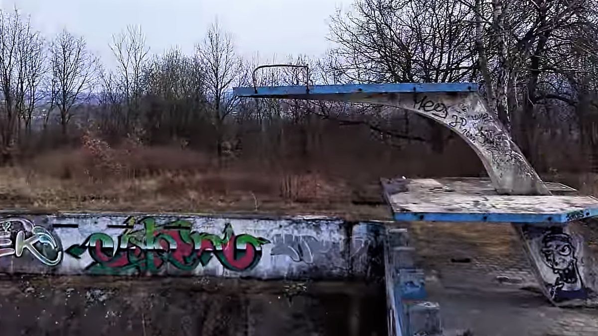 Chłopiec spadł ze skoczni na opuszczonym basenie 