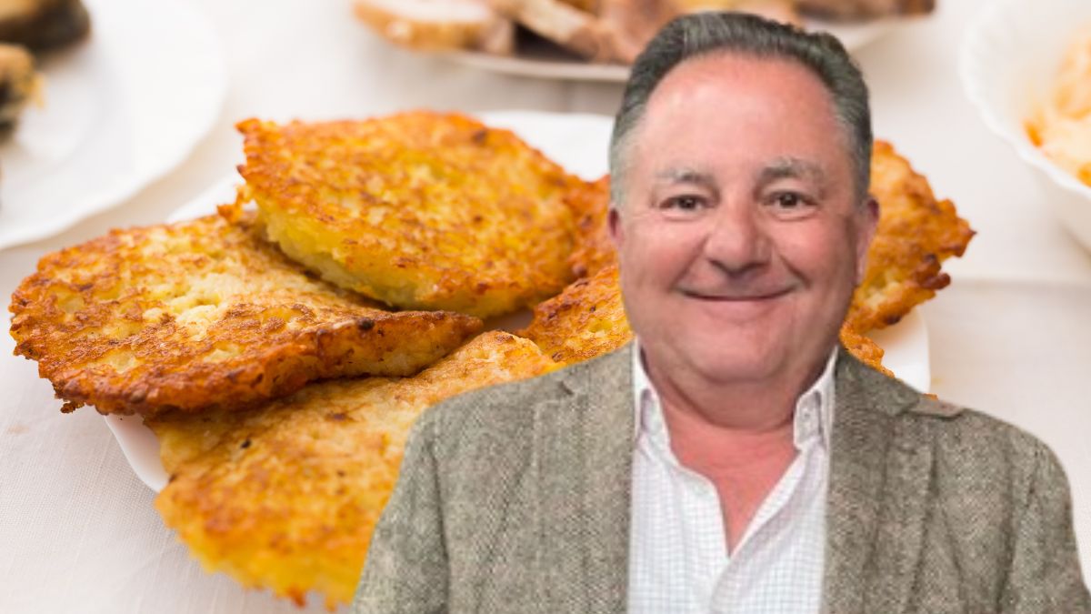 Robert Makłowicz dodaje do placków ziemniaczanych.