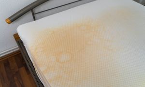 Rozsyp na materacu. Plamy szybko znikną