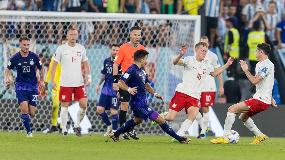 Marcos Acuna , Karol Swiderski , Robert Lewandowski  during the World Cup match between Poland vs Argentina in Doha, Qatar, on November 30, 2022. (Photo by Foto Olimpik/NurPhoto via Getty Images)