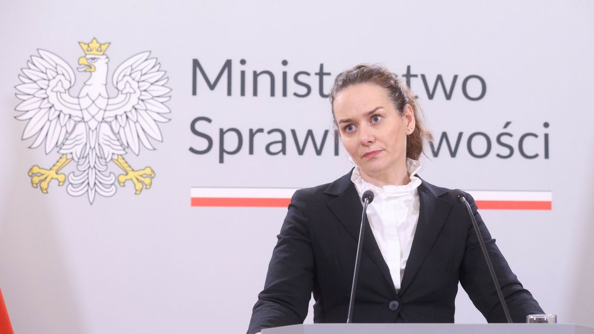 Ministerstwo Sprawiedliwo?ci o zatrzymaniu W?sika i Kami?skigo
Fot. Michal Zebrowski/East News, 10.01.2024. Briefing prasowy wiceministry sprawiedliwosci Marii Ejchart (n/z), w zwi?zku z doprowadzeniem do zakladu karnego politykow PiS Mariusza Kaminskiego i Macieja Wasika.
Michal Zebrowski
