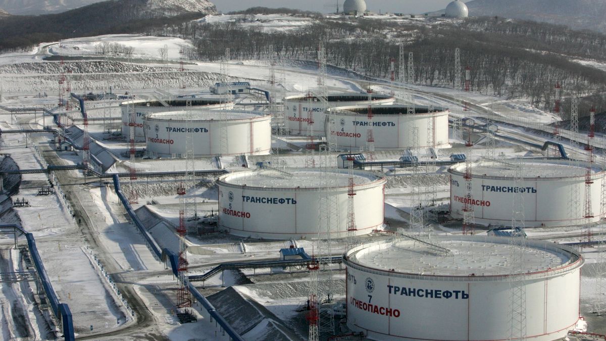 Na zdjęciu zbiorniki na ropę w rosyjskim porcie Kozmino, z którego realizowane są dostawy surowca do Chin i Indii