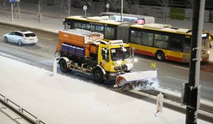 Błoto, marznący śnieg i mgła. Utrudnienia na drogach