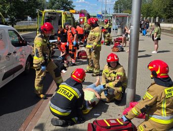 Warszawa: Samochód wjechał w pieszych na przejściu. Są ranni