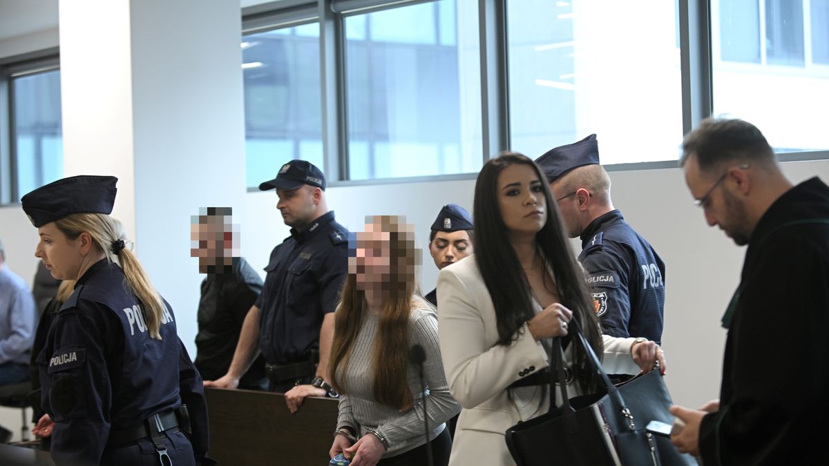 Damian G., Karolina W.
Warszawa, 14.03.2025. Oskar�eni Damian G. (2L) i Karolina W. (C) na sali rozpraw S�du Okr�gowego dla Warszawy-Pragi, 14 bm. Zapad� wyrok ws. matki 4-letniego Leona Karoliny W. i jej konkubenta Damiana G., oskar�onych o nieudzielenie pomocy ch�opcu, poparzonemu po upadku do brodzika wype�nionego wrz�tkiem. Dziecko zmar�o na skutek odniesionych oparze�, a jego cia�o odnaleziono zakopane w lesie k. Garwolina. S�d skaza� oboje oskar�onych za zab�jstwo w zamiarze ewentualnym na 10 lat wi�zienia; wyrok nie jest prawomocny.  (jm) PAP/Marcin Obara *** UWAGA!!! ZAKAZ PUBLIKACJI WIZERUNKU I DANYCH OSOBOWYCH OSKAR�ONYCH! ***
Marcin Obara
dziecka, pocz�tek, proces, proces rodzic�w Leona, rodzice, rozprawa, sad, S�d Okr�gowy, wyrok, brodzik, dziecko, leon, morderstwo, proces zamiar ewentualny, sprawa rozprawa, wrz�tek, zab�jstwo