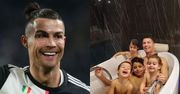 Roześmiany Cristiano Ronaldo pozuje w wannie z gromadką pociech: "Radosna chwila z moimi dziećmi" (FOTO)