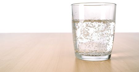 Podlej rośliny wodą gazowaną. Efekt będzie zachwycający