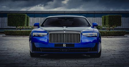 Rolls-Royce Black Badge Ghost Gamer. Ikona luksusu w 8-bitowym stylu arcade