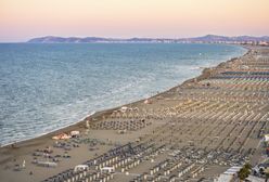 Wakacje 2021. Tłumy na włoskich plażach
