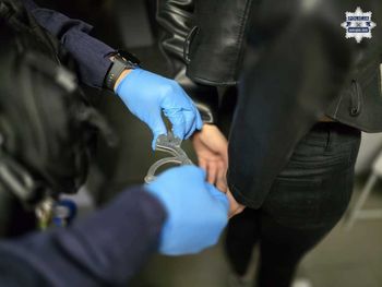 Jastrzębie-Zdrój: 30-letnia matka pod wpływem narkotyków opiekowała się dzieckiem. Pomagał jej pijany dziadek chłopca