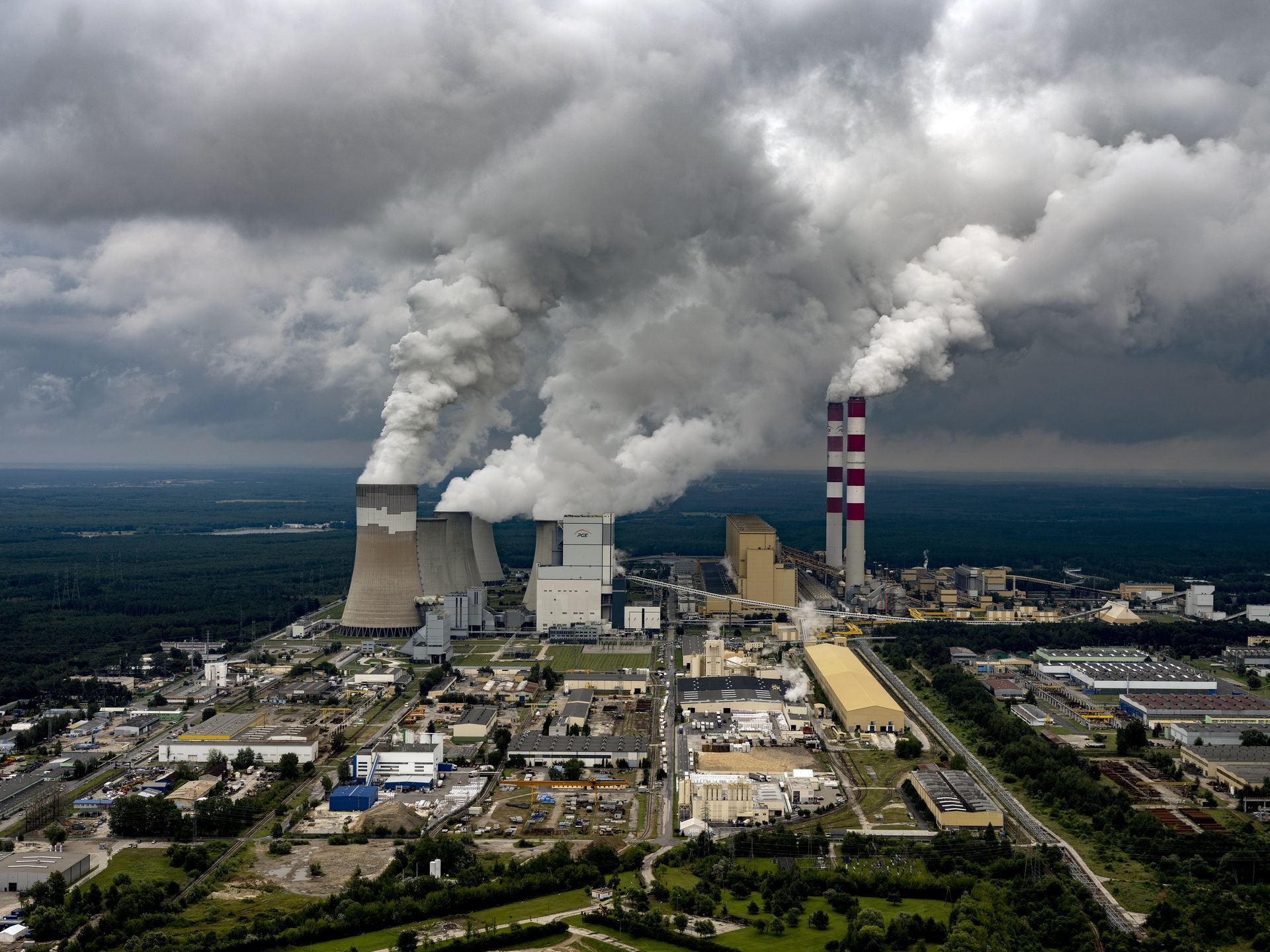 Elektrownia Belchatow z lotu ptakaKacper Kowalski / Forumsmog, category_code_air, lotnicza, kleszczow, kopalnia, odkrywkowa, odkrywka, co2, zanieczyszczenie, energia, energetyka, prad, pge, zbiornik, elektrownia, belchatow, wydobycie, wegla, brunatnego, kwk, wegiel, brunatny, lotnicze, z lotu ptaka, z drona, dron, z gory, industrializm, ilustracja, ilustracyjne, panorama, category_code_ilu, industrializmcategory_code_air lotnicza, for2umExcl