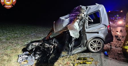 Tyle zostało z volkswagena. Jedna osoba zginęła na DK11