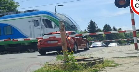 Blisko tragedii na przejeździe kolejowym. Wideo pojawiło się w sieci