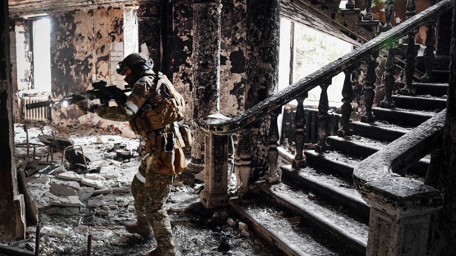 Wojna w Ukrainie - rosyjscy ?o?nierze w Mariupolu
TOPSHOT A Russian soldier patrols at the Mariupol drama theatre, hit last March 16 by an airstrike, on April 12, 2022 in Mariupol, as Russian troops intensify a campaign to take the strategic port city, part of an anticipated massive onslaught across eastern Ukraine, while Russia's President makes a defiant case for the war on Russia's neighbour. - *EDITOR'S NOTE: This picture was taken during a trip organized by the Russian military.* (Photo by Alexander NEMENOV / AFP)
ALEXANDER NEMENOV