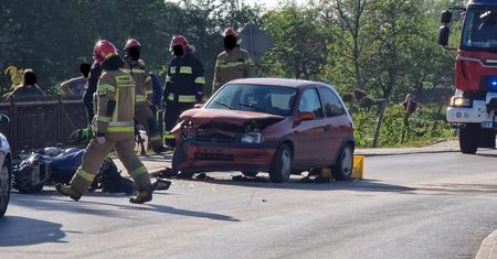 Motocyklista wypadł z łuku drogi prosto na „czołówkę” z oplem. Z obrażeniami ciała trafił do szpitala