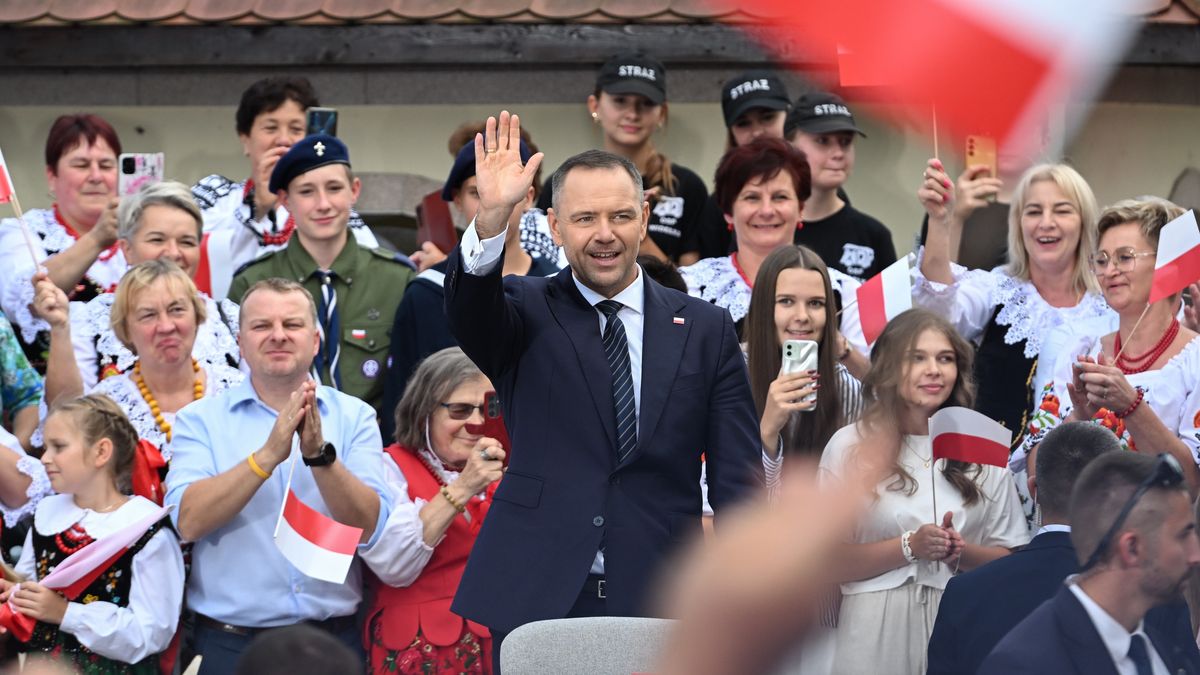 Kolbuszowa, 08.08.2025. Prezydent RP Karol Nawrocki przemawia podczas spotkania z mieszkańcami w Kolbuszowej, 8 bm. Na spotkaniu, nowy prezydent przedstawiał m.in. pierwsze projekty ustaw, o których mówił w kampanii wyborczej. (aldg) PAP/Wojtek Jargiło