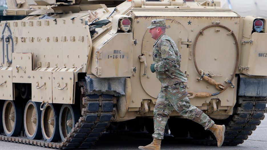 epa09805832 US soldier runs behind an armored vehicle during a presentation of NATO response force at the military airbase of Mihail Kogalniceanu, Romania, near the Black Sea shore, 06 March 2022. French Defense Minister Florence Parly, Romania's President Klaus Iohannis, Prime Minister Nicolae Ciuca and Defense Minister Vasile Dancu visited the base in the context of the war between Russia and Ukraine.  EPA/BOGDAN CRISTEL Dostawca: PAP/EPA.